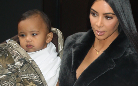 Kim Kardashian w futrze lansuje się w Nowym Jorku (FOTO)