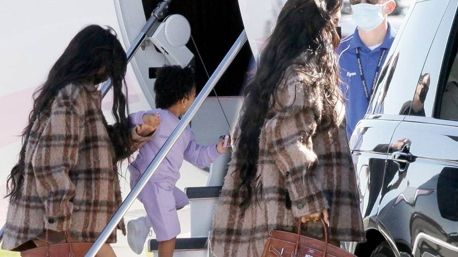 Kylie Jenner ze Stormi wsiadają do odrzutowca