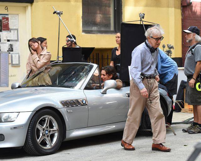 Selena Gomez w trenczu na planie filmu