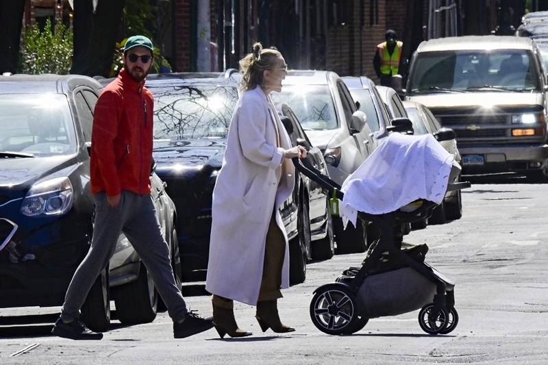 Kate Hudson z dzieckiem i Danny Fujikawa na spacerze w Nowym Jorku