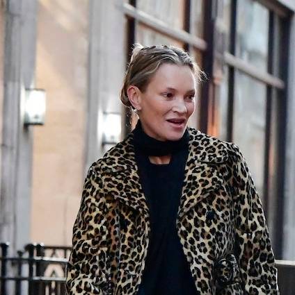Kate Moss ostatnio skończyła 51 lat! Tak wygląda na żywo zaraz po wyjściu od fryzjera (FOTO)