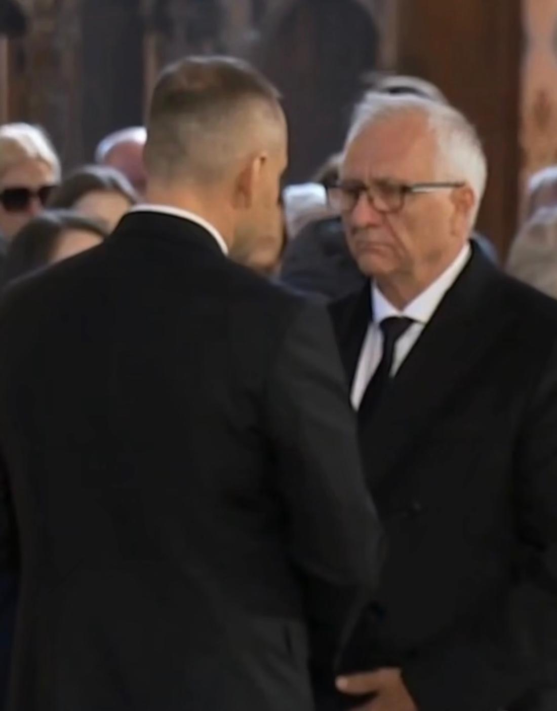 Historyczna scena na pogrzebie Litewki. Złożono to na ręce ojca zmarłego posła, fot. Instagram @gazetapl/ iTV Sejm