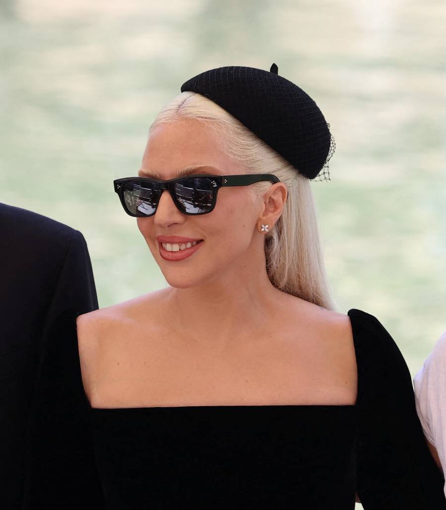 Lady Gaga w totalnej klasyce na Festiwalu Filmowym w Wenecji. Tym samym potwierdza zaręczyny!