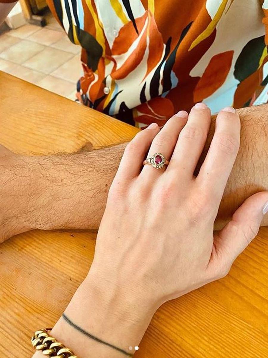 Lara Gessler pokazała pierścionek zaręczynowy. 