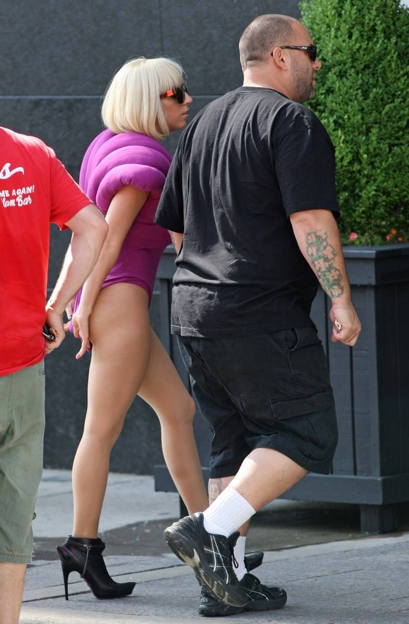 Lady Gaga nie powstrzymała się! Poprawiała obcisłe body przy wszystkich…