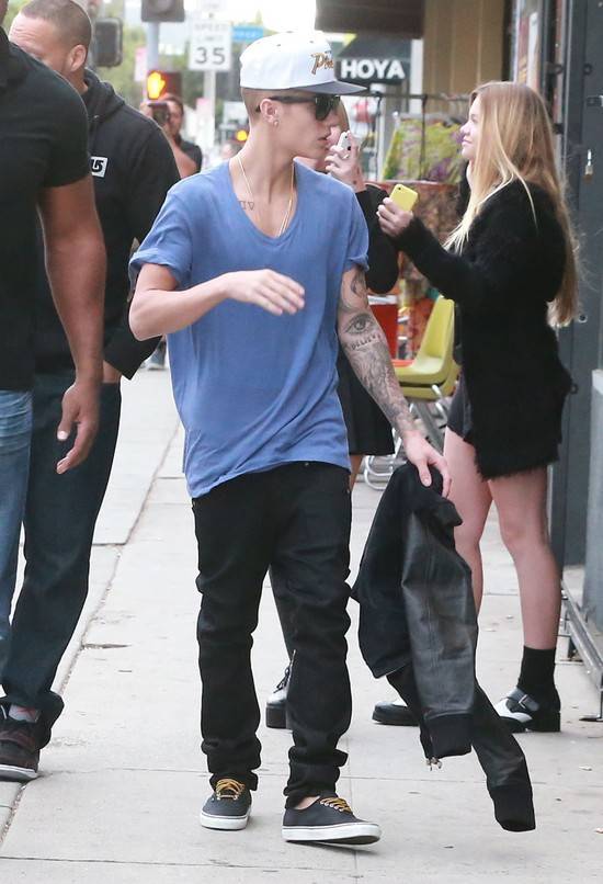 Justin Bieber nosi za luźne spodnie