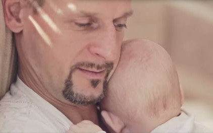 Michał Wójcik z dzieckiem i obecną partnerką w teledysku