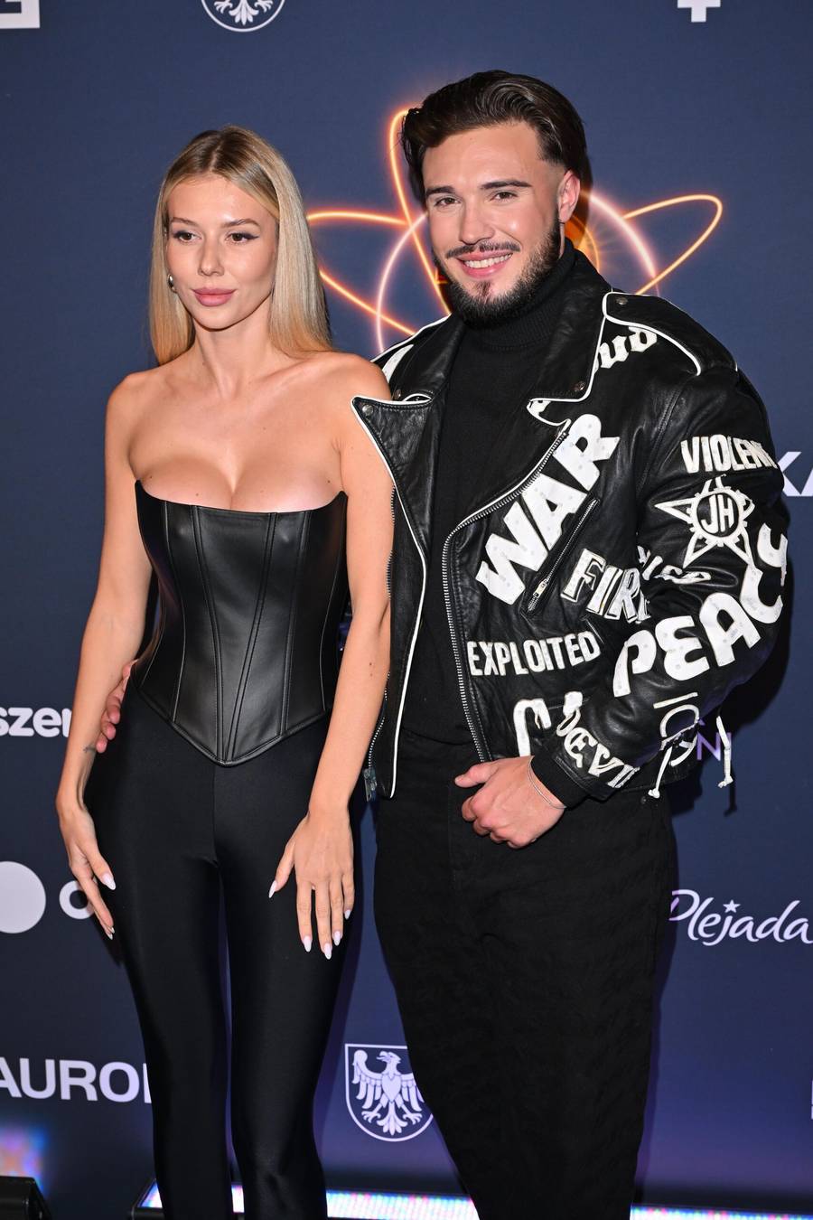 Leon Myszkowski z narzeczoną na Sylwestrze z Dwójką 2025, fot. KAPiF