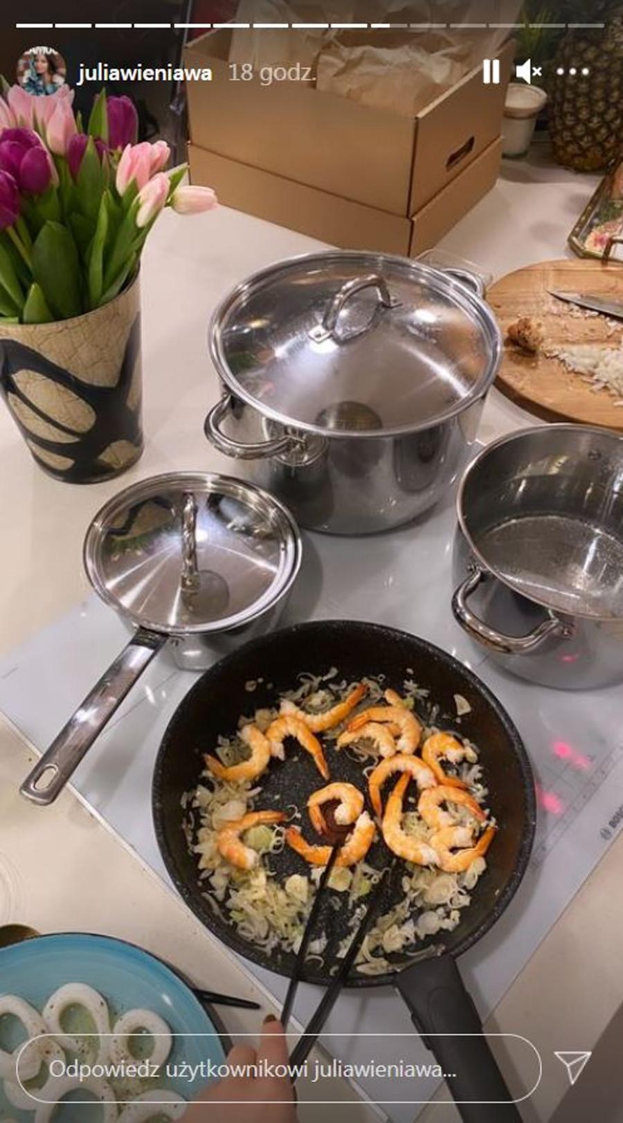 Julia Wieniawa gotuje obiad dla ukochanego.