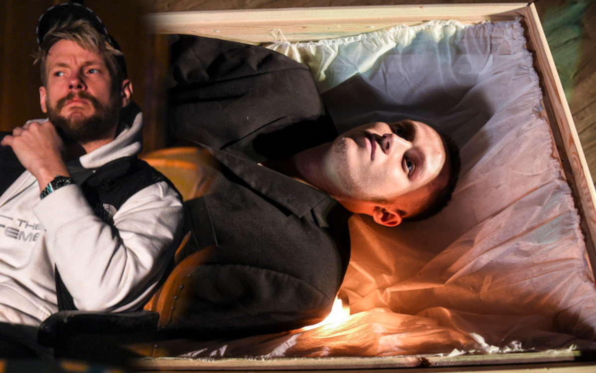 Sebastian Fabijański został reżyserem teledysku Xaviera! Młody Wiśniewski leży w trumnie…