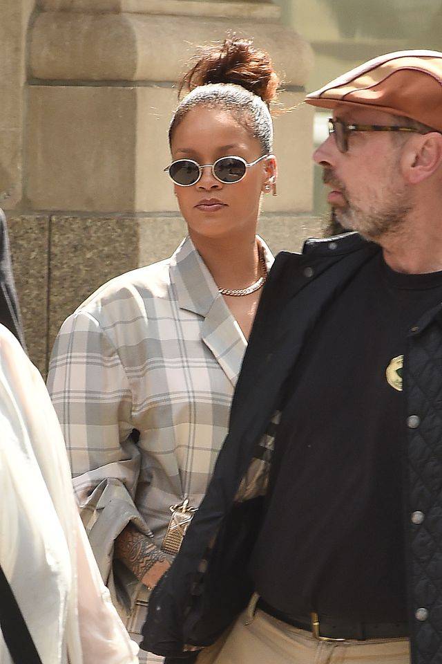 Rihanna w wielkiej marynarce