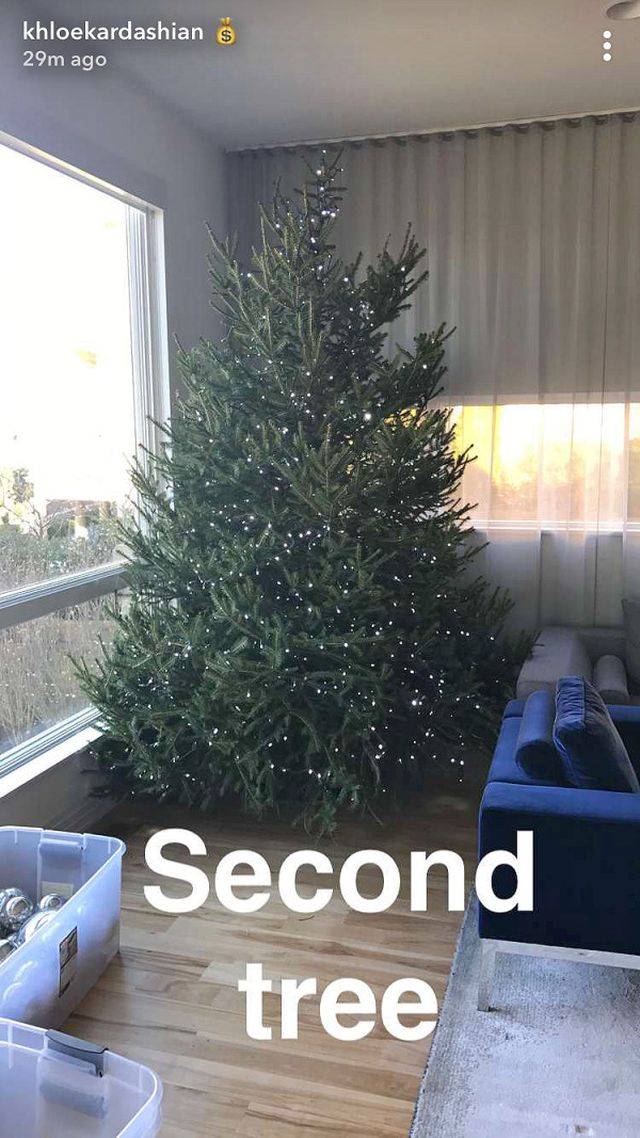 Khloe Kardashian ubiera choinkę – w jakim stylu będzie w tym roku?