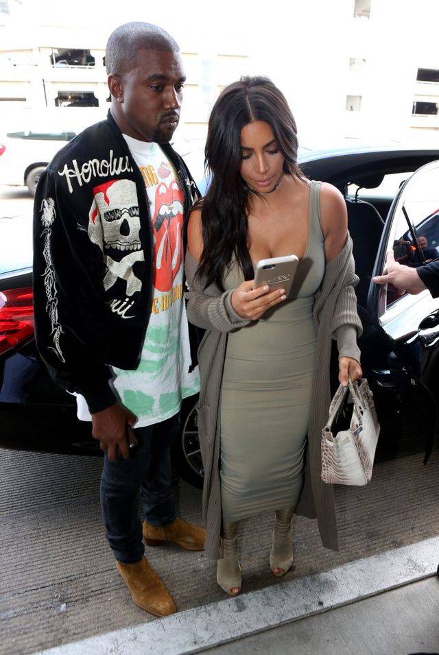 Jest tak ŹLE? Kim Kardashian pomaga KARMIĆ Kanye Westa w szpitalu