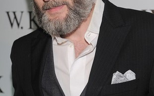 Hubert Urbański chowa się za wielką brodą (FOTO)