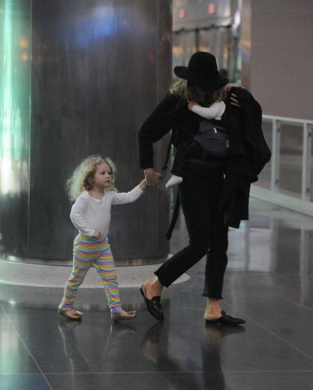Blake Lively z córeczkami Jamese i Ines lotnisku (ZDJĘCIA)