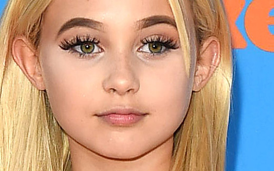 12-letnia Alabama Barker ze sztucznymi rzęsami, tipsami i doczepionymi włosami