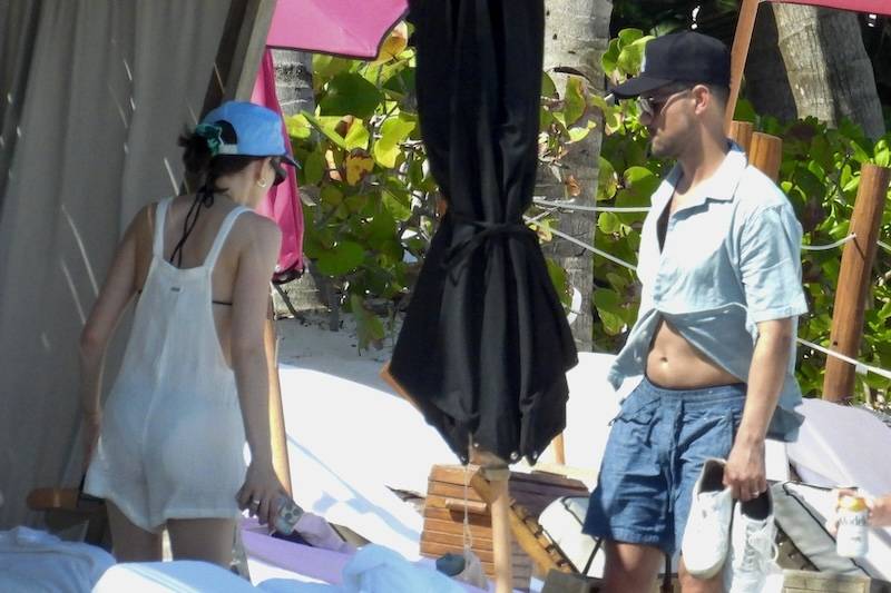 Gwiazda “Zmierzchu” już tak nie wygląda! Taylor Lautner przyłapany z żoną na plaży (PAPARAZZI)