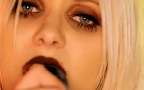 Krew płynąca z oczu Taylor Momsen [VIDEO]