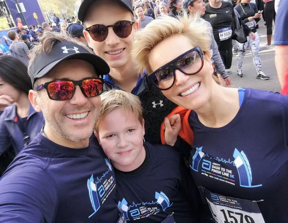 Paulina Smaszcz i Maciej Kurzajewski z synami/ fot. Instagram