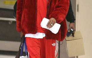 Czerwone futerko, dresik i skarpetki w klapkach (FOTO)