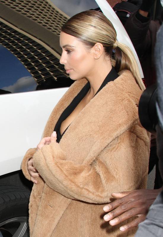 Wydekoltowana Kim Kardashian z małą Nori