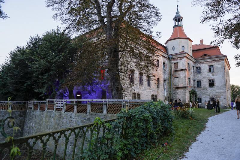 Festiwal Sztuk Zjednoczonych. Julia Wieniawa i Maciej Musiałowski przylecieli helikopterem