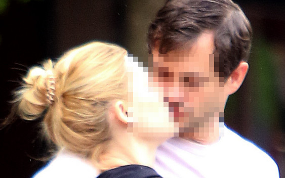 Ciężarna Clarie Danes z mężem czule się całują