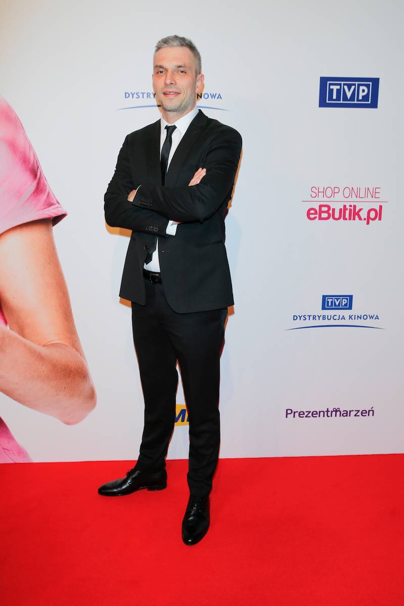 Premiera filmu “Miłość jest blisko”. Maja Hyży debiutuje na ściance z ciążowym brzuszkiem i partnerem