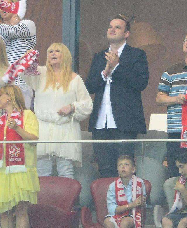 Anna Lewandowska i inni kibicują podczas meczu Polska-Rumunia