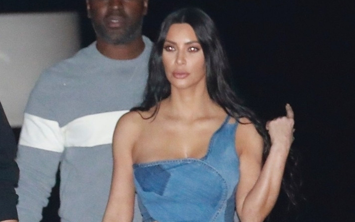 Kiedy pupa Kim Kardashian nie mieści się w dżinsach…