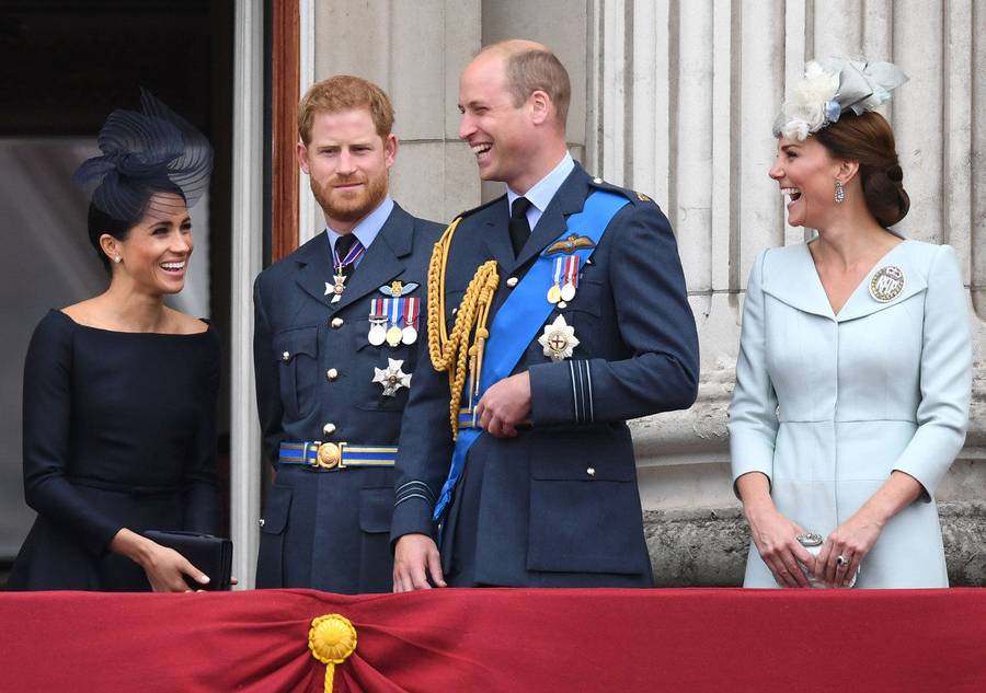 Członkowie rodziny królewskiej na oficjalnym wystąpieniu - Meghan uśmiecha się do Kate.