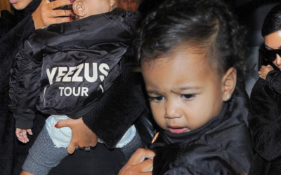 Mała North West już promuje swojego tatę (FOTO)