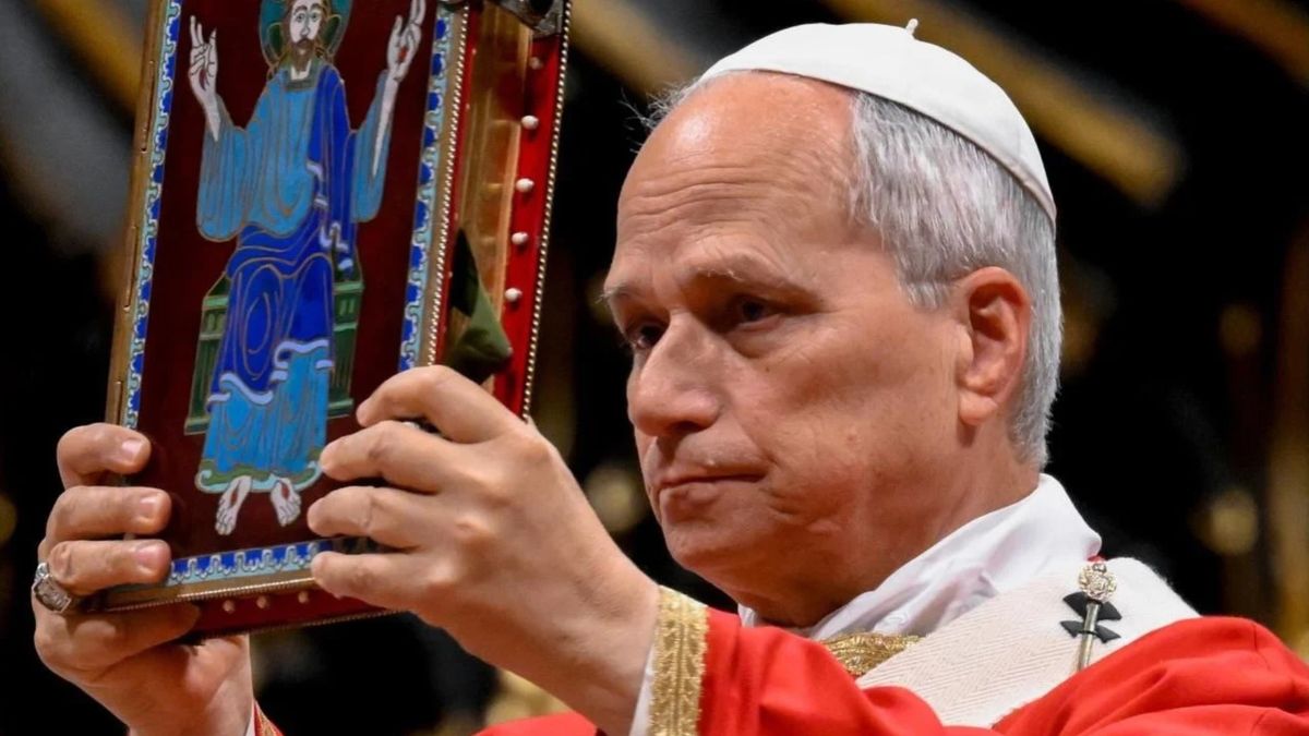Papież Leon XIV dochodzi do siebie po operacji. Watykan ujawnił pierwsze zdjęcia