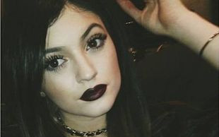 Kylie Jenner eksperymentuje z makijażem (FOTO)