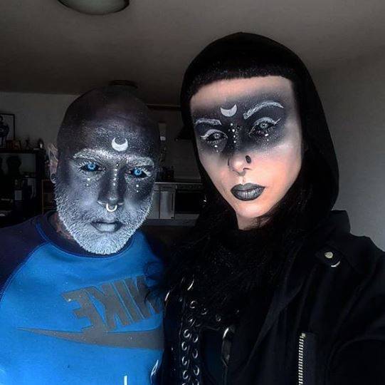 Adam, który wytatuował całą twarz i transpłciowa Miss xRonix W DD TVN