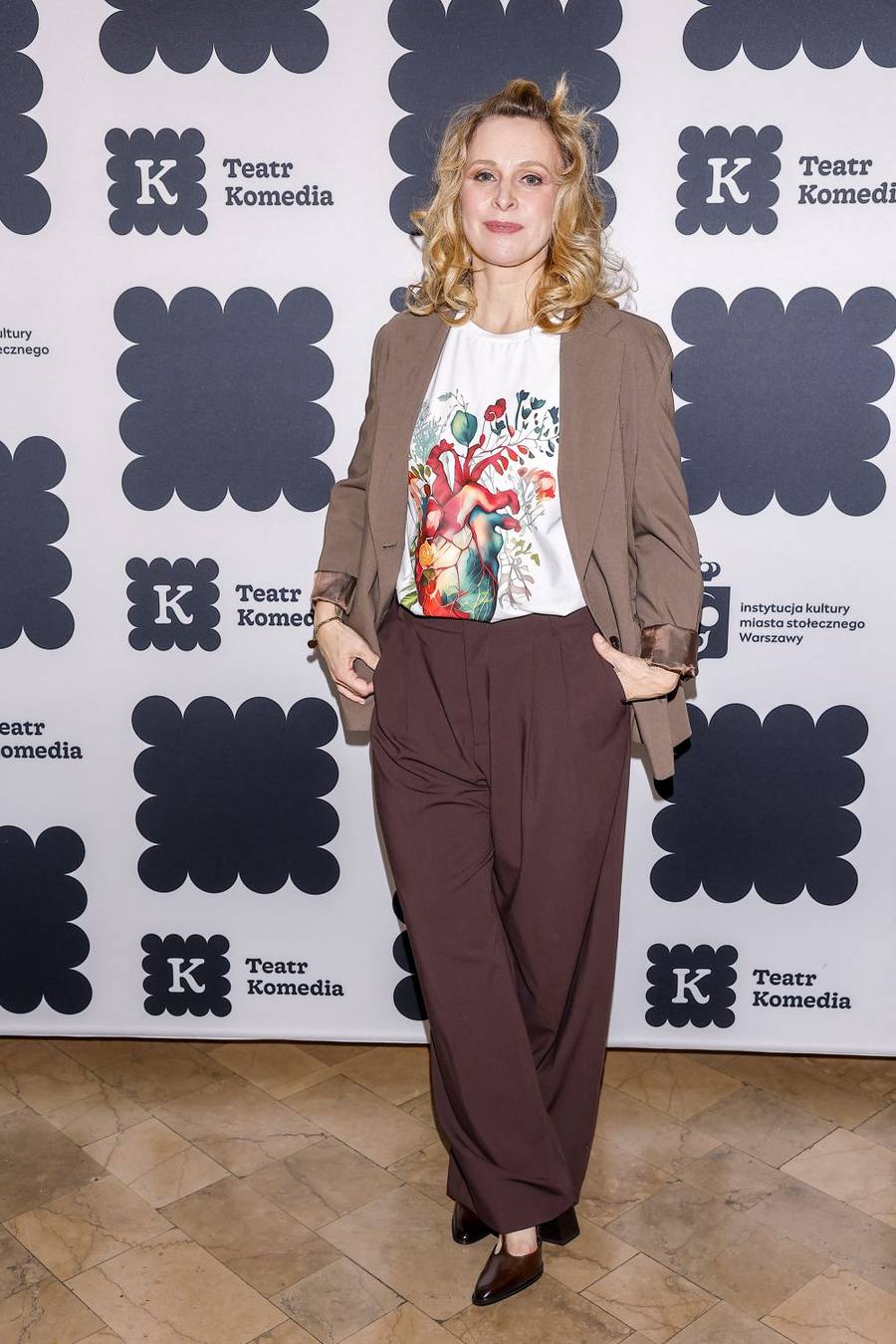 Gwiazdy na premierze spektaklu “Prezent”. Katarzyna Figura w kusej mini, Magdalena Waligórska z mężem