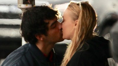 Gorące pocałunki Joe Jonasa i Sophie! TEN szczegół dowodem na wielką miłość