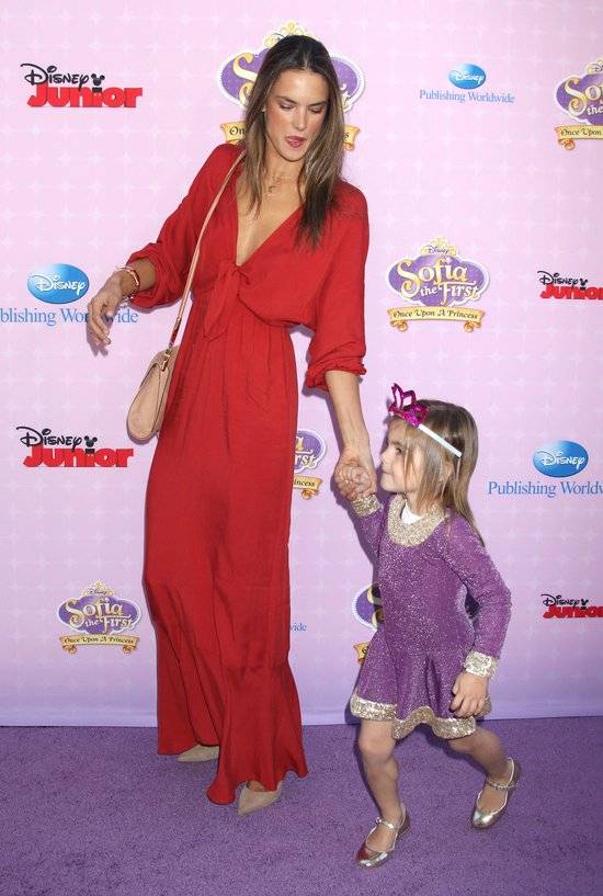 Alessandra Ambrosio z córką na premierze bajki Disneya