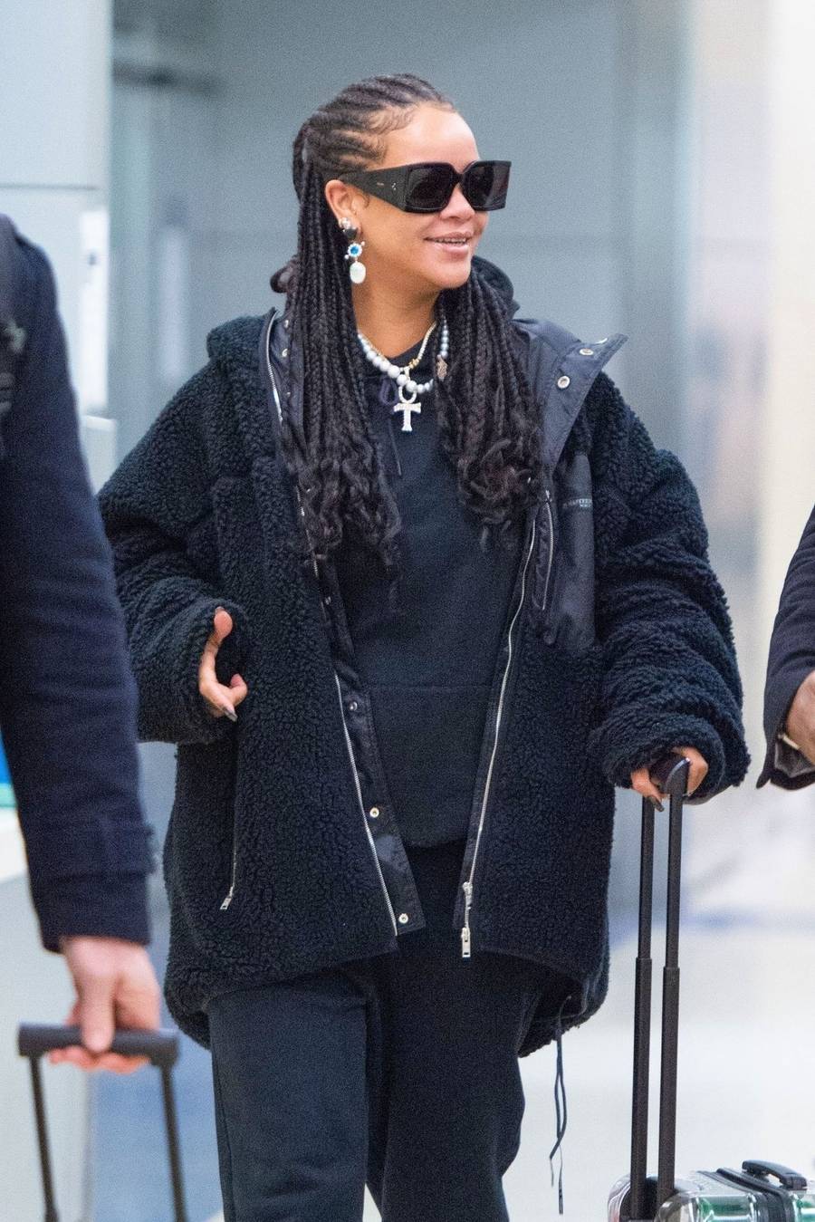 Rihanna w WIELKIM futrze i brokatowych butach – w roli głównej DRESY (ZDJĘCIA)