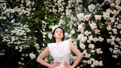 Czy moda może być ponad sezonami? O sile klasyki w garderobie LAIFBRAND