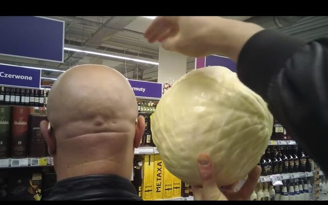 Uważaj, kto staje za tobą w supermarkecie! [VIDEO]