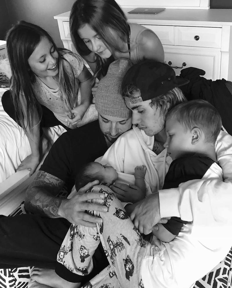 Justin Bieber z tatą i rodzeństwem, fot. Instagram @chelseybieber