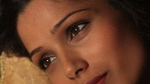 Kadry z nowego filmu z Freidą Pinto (FOTO)