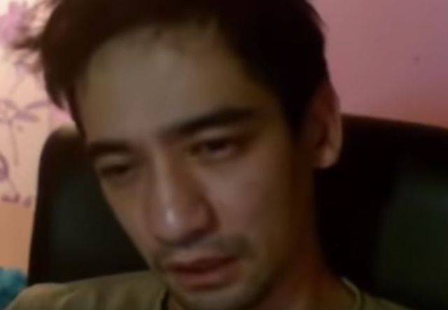 Popełnił SAMOBÓJSTWO na wizji! Śmiertelnie ugryzł go wąż (VIDEO)