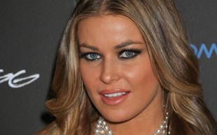 Carmen Electra – skóra i perły (FOTO)