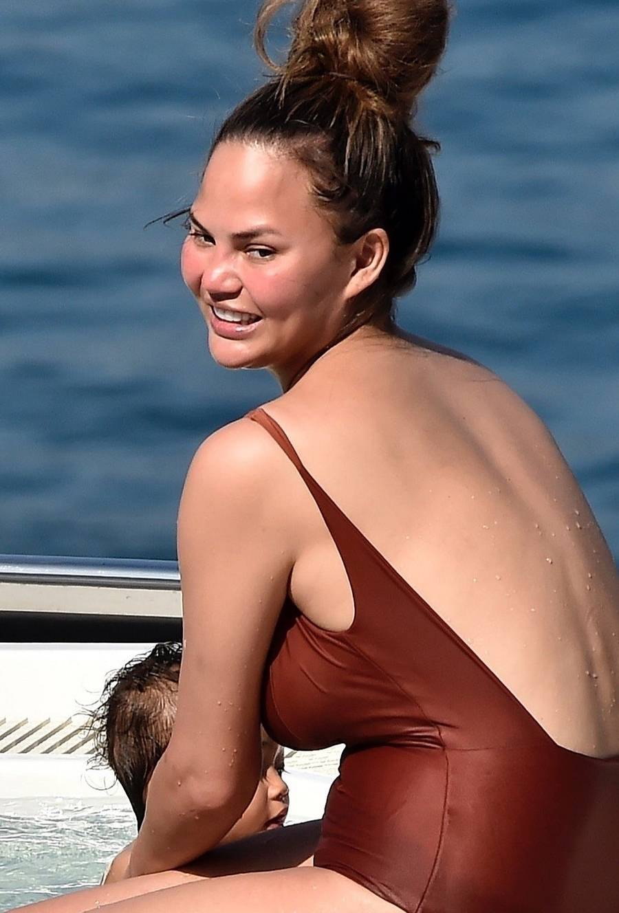 Chrissy Teigen w stroju kąpielowym