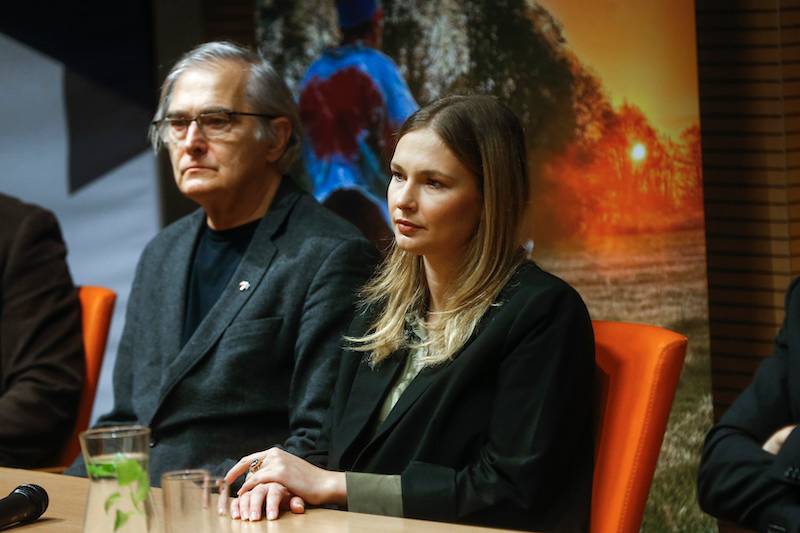 Konferencja filmu “Powstaniec 1863”. Piękna ukochana Piotra Adamczyka, coraz chudszy Fabijański, Olbrychski…