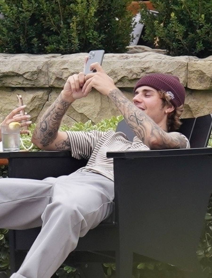 Justin Bieber patrzy w telefon