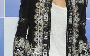 Anja Rubik w wannie pełnej futer