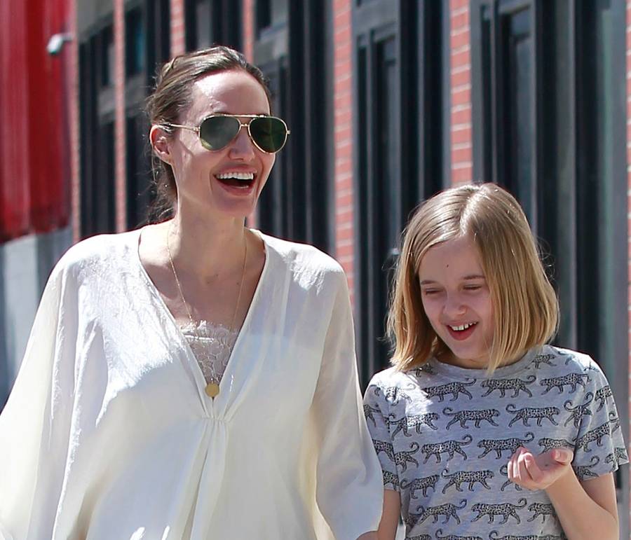 Roześmiana Angelina Jolie z córką na zakupach